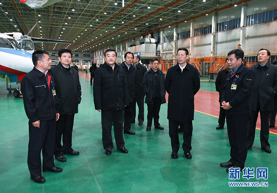 11月14日至15日，國務(wù)院副總理張高麗在黑龍江調(diào)研。這是11月14日，張高麗到哈爾濱飛機(jī)工業(yè)集團(tuán)有限責(zé)任公司了解國有老企業(yè)轉(zhuǎn)型升級(jí)情況。 新華社記者 高潔 攝