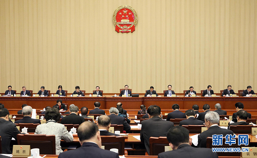 12月23日，十二屆全國(guó)人大常委會(huì)第三十一次會(huì)議在北京人民大會(huì)堂舉行第二次全體會(huì)議。張德江委員長(zhǎng)出席。 新華社記者劉衛(wèi)兵攝
