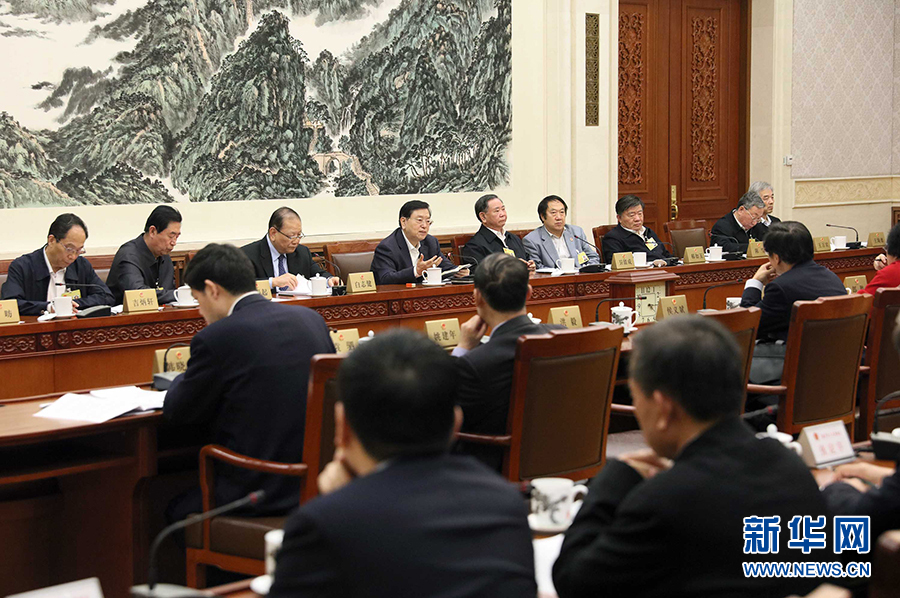 12月23日，十二屆全國人大常委會第三十一次會議舉行分組會議，審議監(jiān)察法草案二次審議稿等。張德江委員長參加審議。 新華社記者劉衛(wèi)兵攝