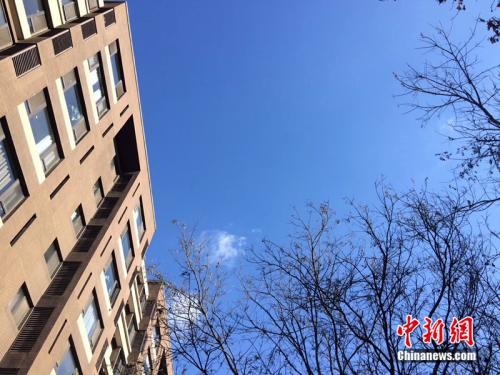 2017年12月7日，北京空氣質(zhì)量較好，圖為北京豐臺(tái)區(qū)某小區(qū)拍到的藍(lán)天。<a target='_blank'  >中新網(wǎng)</a> 邱宇 攝