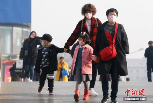 2016年12月19日，北京被霧霾籠罩，民眾戴防霧霾口罩出行。 <a target='_blank' >中新社</a>記者 杜洋 攝