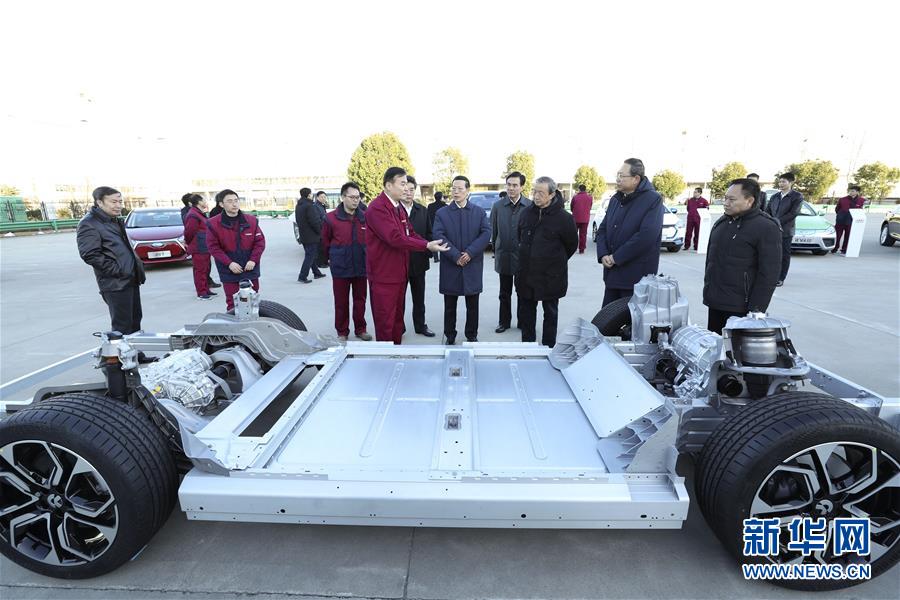1月9日至10日，國務(wù)院副總理張高麗在安徽調(diào)研推動長江經(jīng)濟(jì)帶發(fā)展工作。這是1月9日，張高麗在江淮汽車股份有限公司了解企業(yè)生產(chǎn)經(jīng)營和參與國際產(chǎn)能合作情況。新華社記者 龐興雷 攝