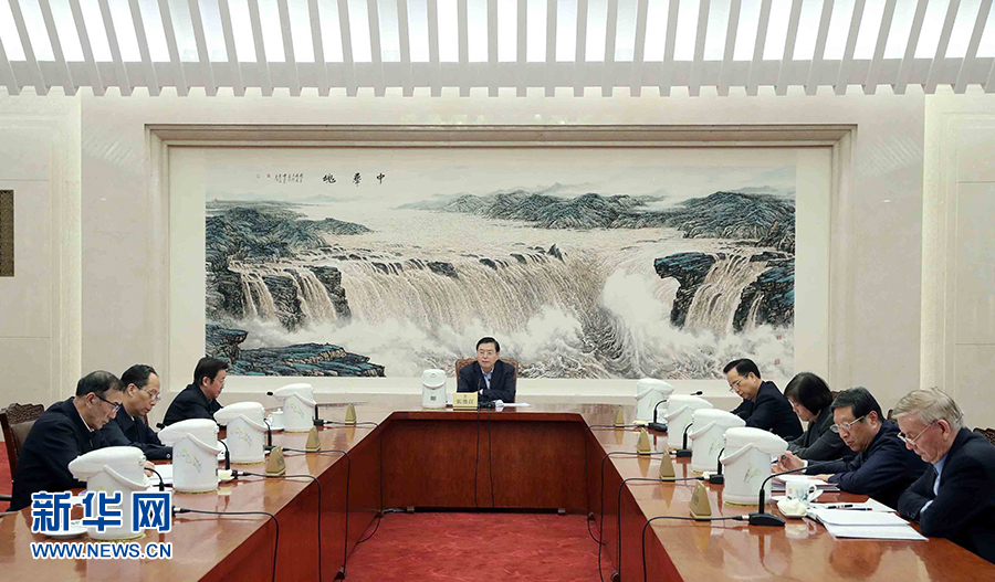 1月16日，中共十二屆全國(guó)人大常委會(huì)黨組在北京召開會(huì)議，認(rèn)真學(xué)習(xí)領(lǐng)會(huì)習(xí)近平總書記在十九屆中央紀(jì)委二次全會(huì)上的重要講話和全會(huì)精神，研究部署貫徹落實(shí)工作。全國(guó)人大常委會(huì)委員長(zhǎng)、常委會(huì)黨組書記張德江主持會(huì)議并講話。新華社記者 劉衛(wèi)兵 攝