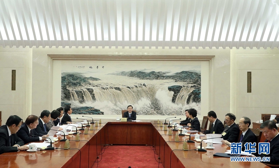 2月23日，十二屆全國人大常委會(huì)第一百一十三次委員長會(huì)議在北京人民大會(huì)堂舉行，張德江委員長主持。 新華社記者 劉衛(wèi)兵 攝