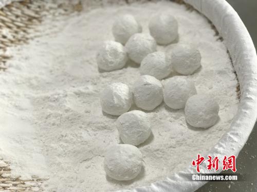 制作元宵時(shí)，首先要將餡料做好，沾上水，再投進(jìn)盛滿糯米粉的笸籮內(nèi)搖。<a target='_blank'  ><p  align=