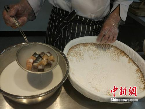 制作元宵時(shí)，首先要將餡料做好，沾上水，再投進(jìn)盛滿糯米粉的笸籮內(nèi)搖。<a target='_blank'  ><p  align=