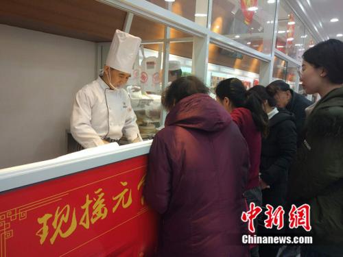 于伯軍的現(xiàn)場(chǎng)展示吸引了不少北京市民圍觀。<a target='_blank'  ><p  align=