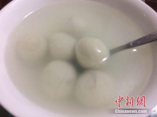 資料圖：湯圓煮制后，表面比元宵光滑，湯水相對(duì)清澈。 <a target='_blank'  ><p  align=