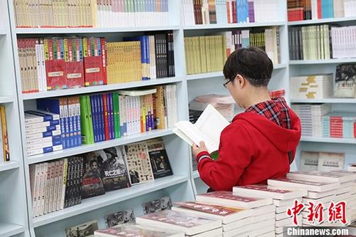 5月9日，一女子在哈爾濱市某書店選購圖書。從5月1日至5月4日，全國32家紙廠宣布漲價，各紙種漲價幅度為每噸100元至300元不等。對此，出版行業(yè)業(yè)內(nèi)人士表示“因為紙張價格上漲，直接造成了出版成本的明顯增加，出版行業(yè)只能被迫對圖書定價進(jìn)行調(diào)整。”
<a target='_blank' >中新社</a>記者 于琨 攝