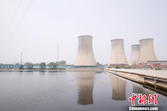 按照規(guī)劃，位于首鋼園區(qū)內(nèi)的滑雪大跳臺(tái)建成后將成為世界首例永久保留和使用的單板大跳臺(tái)場地。圖為單板大跳臺(tái)選址所在地?！№n海丹 攝