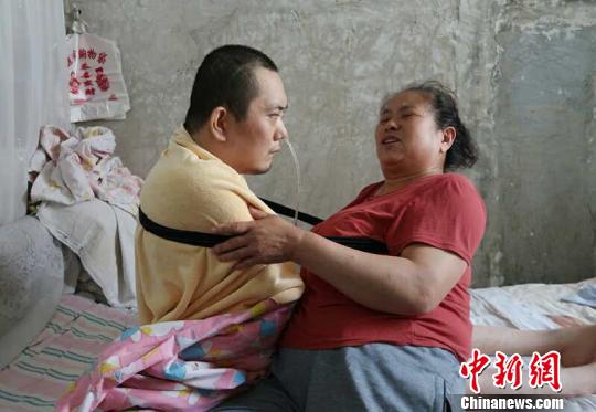 身體日漸衰老的梁青蘭每次幫兒子翻身、坐立，全身的衣物都要濕透一次。　尚明俠 攝