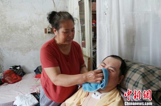 每次喂完食物后，梁青蘭都要仔細(xì)地幫兒子清理干凈?！∩忻鱾b 攝