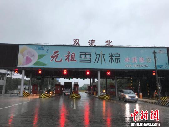 網(wǎng)傳車輛被淹的收費(fèi)站現(xiàn)狀?！＄娦?攝
