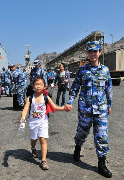 2015年3月，也門，海軍女戰(zhàn)士牽著一名小女孩的手準備登上軍艦。