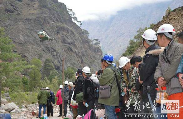 2015年4月，因地震被困尼泊爾的中國公民準備登機