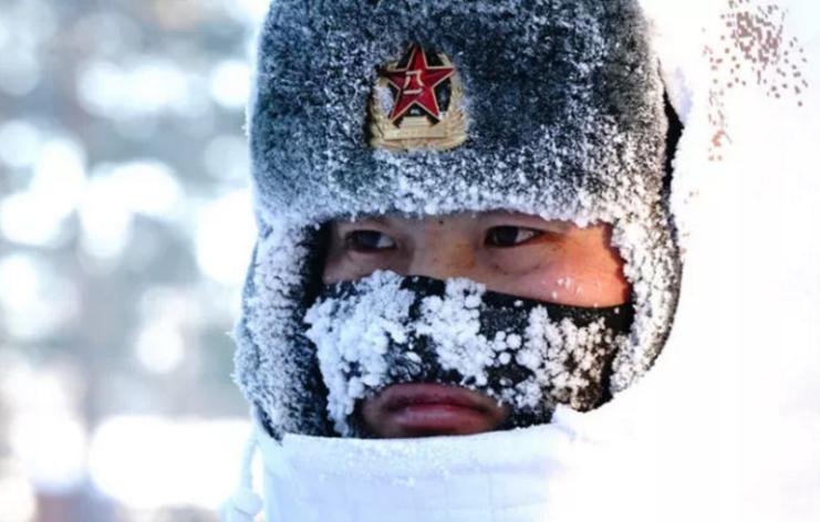 2018年2月5日，駐守在漠河縣北極村的北部戰(zhàn)區(qū)陸軍某部官兵在執(zhí)勤（來源：新華社）