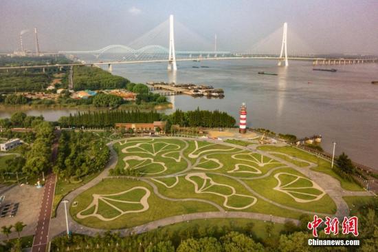 8月9日，航拍南京魚嘴濕地公園，旁邊就是南京第三長江大橋。 <a target='_blank' >中新社</a>記者 泱波 攝