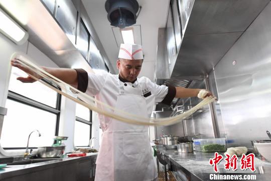 蘭州牛肉面“坐火車(chē)”開(kāi)啟舌尖上的“絲路之旅”