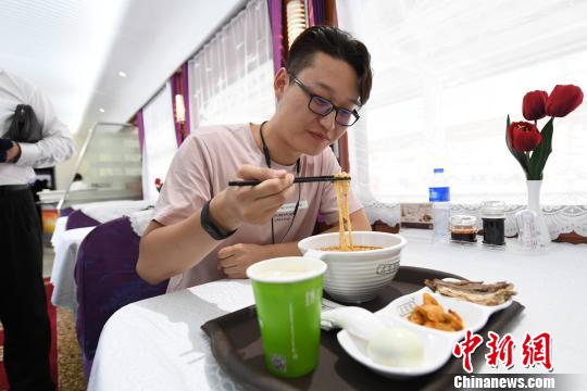 圖為旅客在列車(chē)上享用正宗牛肉面?！钇G敏 攝