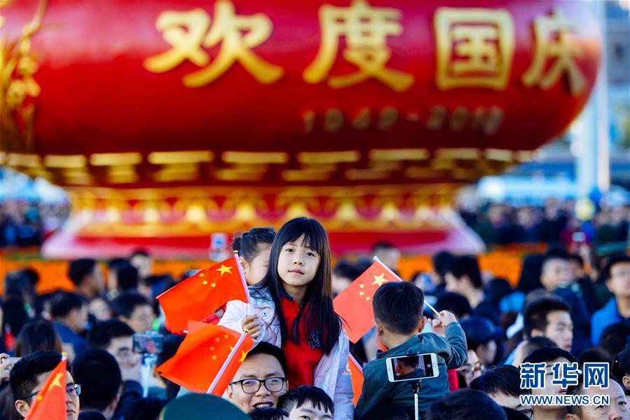 （新華全媒頭條·圖文互動(dòng)）（2）為祖國驕傲，祝福偉大祖國！——國慶漫記