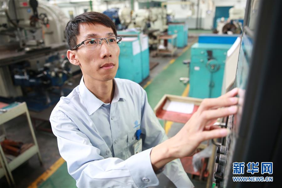 (圖文互動)(3)他用匠心守護(hù)飛機心臟——記中國航發(fā)沈陽黎明航空發(fā)動機有限責(zé)任公司一線工人洪家光