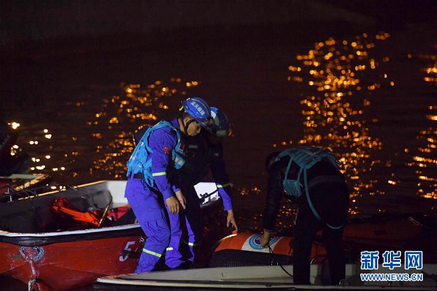 （重慶公交車墜江事故·圖文互動）（1）夜幕降臨，重慶萬州公交客車墜江事故救援工作仍在進(jìn)行中