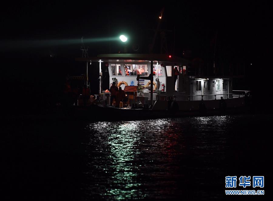 （重慶公交車墜江事故·圖文互動）（2）夜幕降臨，重慶萬州公交客車墜江事故救援工作仍在進(jìn)行中