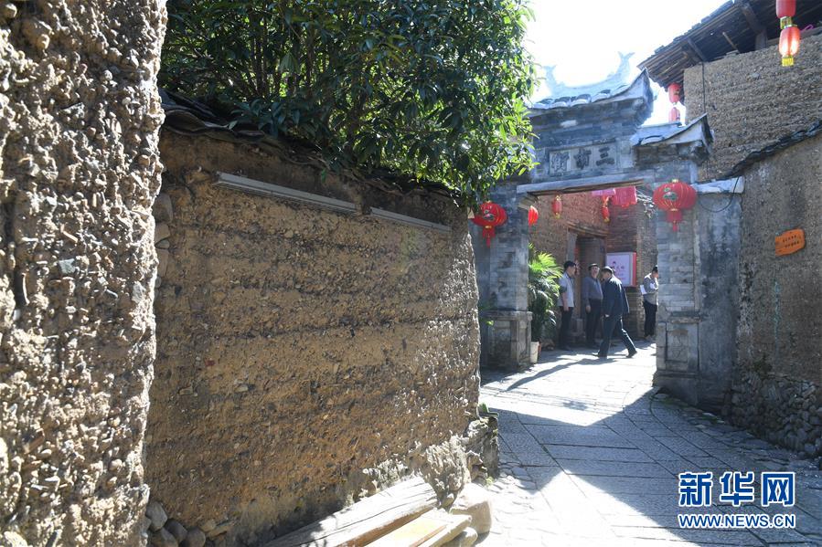 （在習(xí)近平新時(shí)代中國(guó)特色社會(huì)主義思想指引下·慶祝改革開(kāi)放40周年·綠色發(fā)展）（新華全媒頭條·圖文互動(dòng)）（5）綠色發(fā)展：書寫在中國(guó)大地上的美麗畫卷