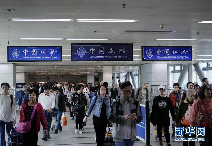 （圖文互動）（4）四十年、一扇窗——兩地值守者眼中的羅湖橋