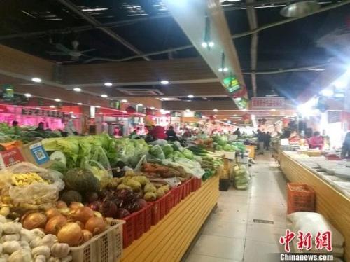資料圖：圖為北京一家菜市場內(nèi)景。 謝藝觀 攝
