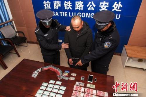 資料圖：一犯罪嫌疑人對拉薩鐵路警方查獲的火車票進行指認?！『鷤黯?攝