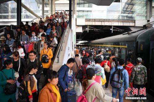 資料圖：2018年3月12日，旅客在昆明火車站進站乘車。<a target='_blank' ><p  align=