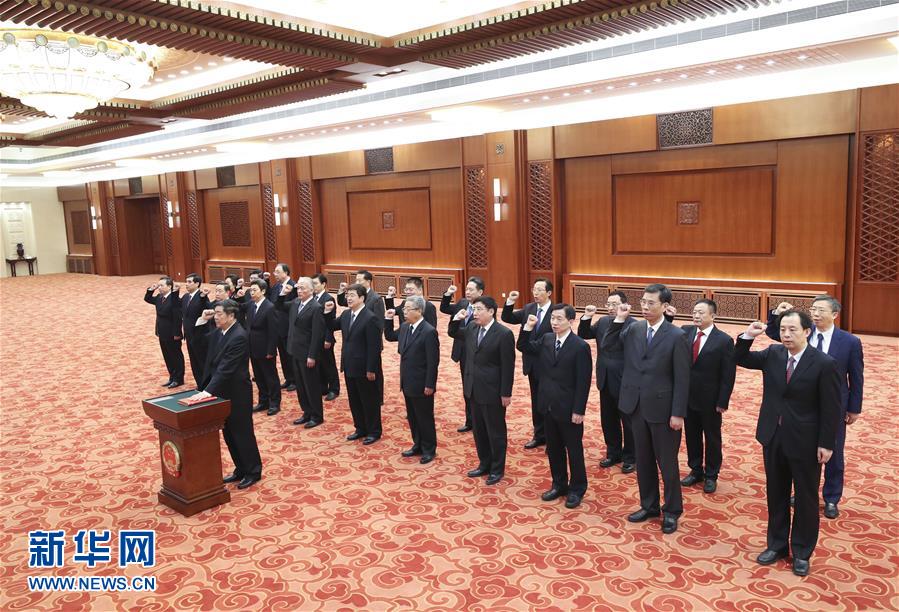 （兩會(huì)）國務(wù)院部長、委員會(huì)主任、中國人民銀行行長、審計(jì)長進(jìn)行憲法宣誓
