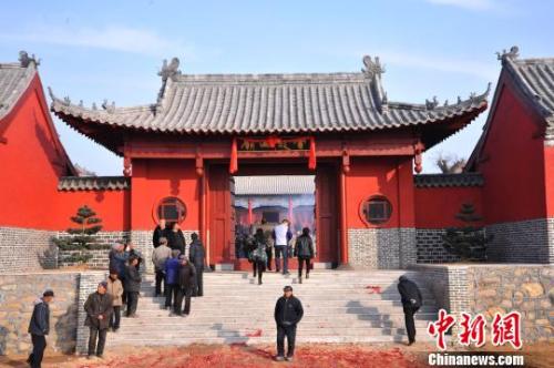 資料圖：元旦小長(zhǎng)假期間，威海南海新區(qū)云龍山上舉辦新年廟會(huì)?！⒉?攝