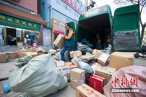 資料圖：物流人員在分揀快遞。<a target='_blank' ><p  align=