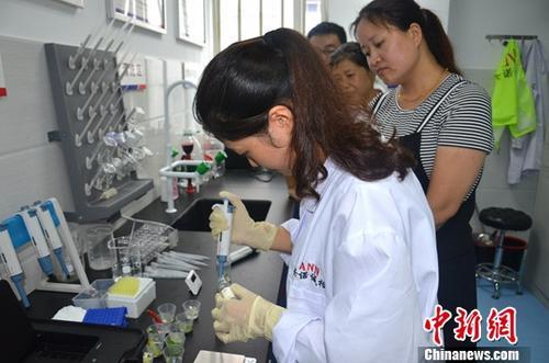 資料圖：工作人員根據(jù)消費(fèi)者要求現(xiàn)場(chǎng)檢驗(yàn)，共筑食品安全。<a target='_blank' ><p  align=