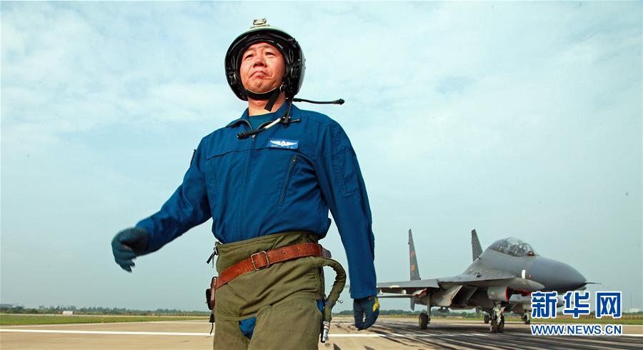 （新華全媒頭條·圖文互動(dòng)）（1）戰(zhàn)鷹，為祖國奮飛——記空軍航空兵某旅旅長、特級飛行員郝井文