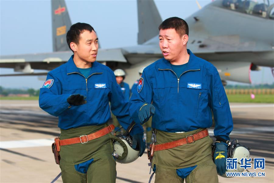 （新華全媒頭條·圖文互動(dòng)）（3）戰(zhàn)鷹，為祖國奮飛——記空軍航空兵某旅旅長、特級飛行員郝井文