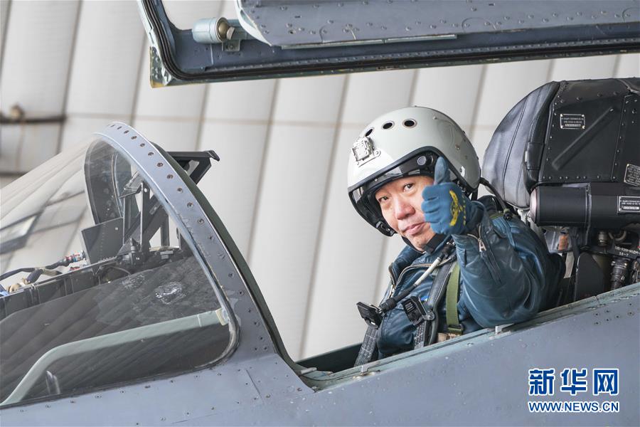 （新華全媒頭條·圖文互動(dòng)）（4）戰(zhàn)鷹，為祖國奮飛——記空軍航空兵某旅旅長、特級飛行員郝井文