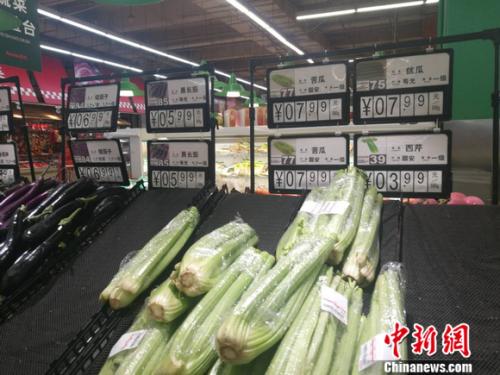 圖為超市里的蔬菜攤。正值晚間，一些菜已被人們買空。 謝藝觀 攝