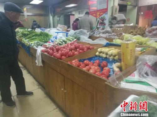 圖為北京一家社區(qū)超市里的菜攤。謝藝觀 攝