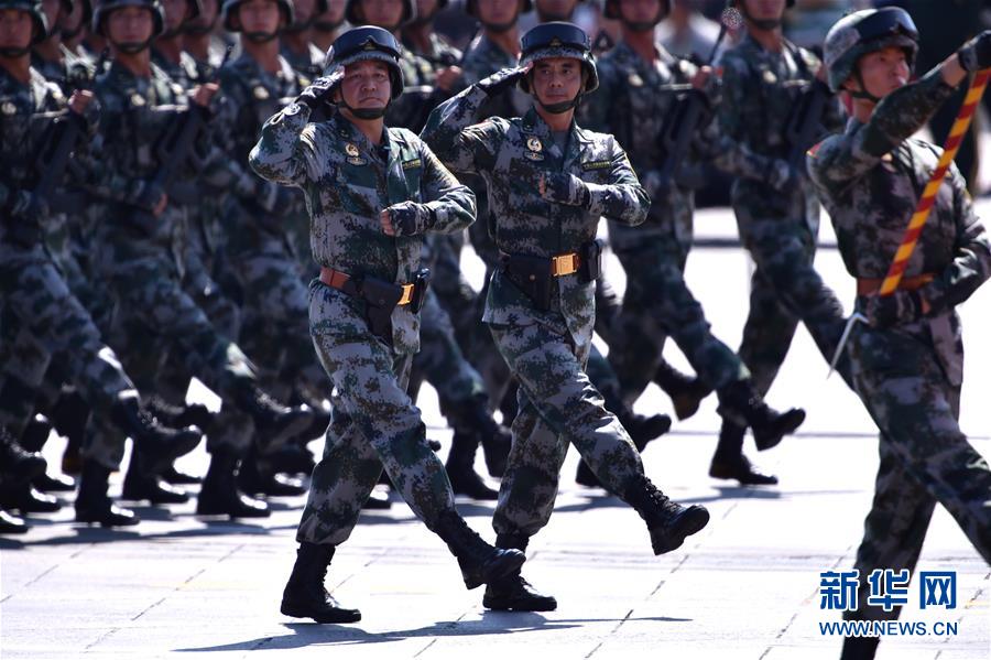 （新華全媒頭條·強(qiáng)軍思想引領(lǐng)新征程·圖文互動）（4）那一刻，我們光榮接受檢閱