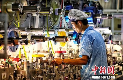 圖為江蘇鹽城一家企業(yè)內(nèi)的生產(chǎn)景象。<a target='_blank' ><p  align=