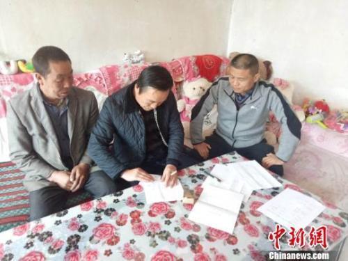 資料圖：圖為扶貧隊(duì)伍進(jìn)貧困戶里，給貧困戶宣講政策?！＄娦?攝