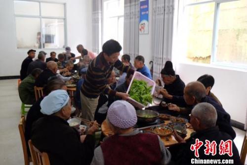 資料圖：社會福利中心吃飯的老人們。徐學(xué)練 攝。