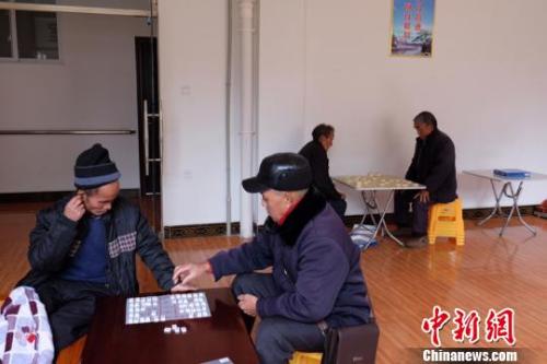 資料圖：老人們在下棋。徐學(xué)練 攝。