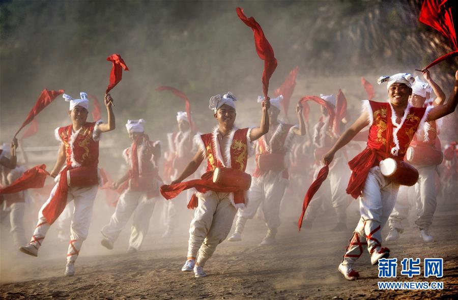 （新華全媒頭條·迎接兩會(huì)特別報(bào)道·圖文互動(dòng)）（7）奮進(jìn)，向著第一個(gè)百年奮斗目標(biāo)——寫在2019年全國(guó)兩會(huì)召開之際