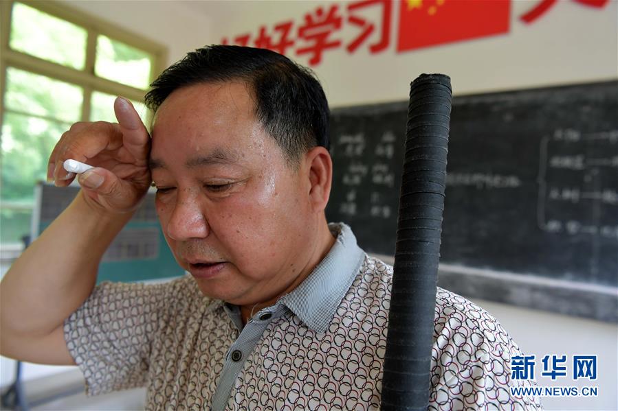 （中國網(wǎng)事·感動2019·圖文互動）（2）鄉(xiāng)村教師高自仁：60多根拐杖，撐起42年教學(xué)路