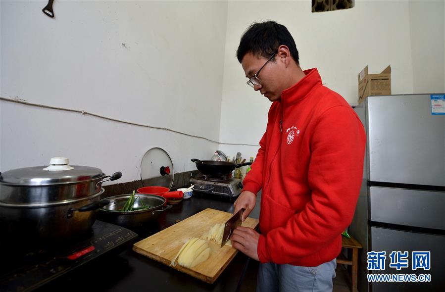 （愛國(guó)情 奮斗者·圖文互動(dòng)）（4） “解民生之多艱，育天下之英才”——中國(guó)農(nóng)大師生扎根田野書寫奉獻(xiàn)之歌