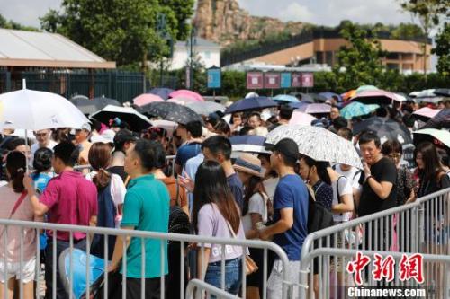 資料圖：游客排隊(duì)等待安檢。殷立勤 攝